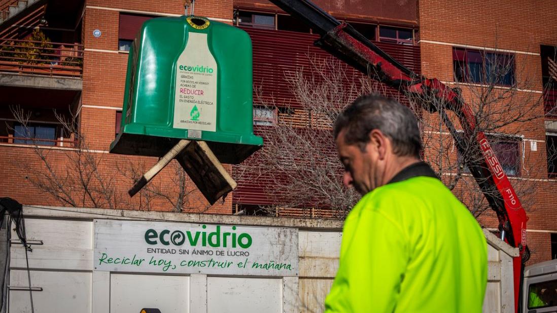 Cada murciano depositó unos 15,6 Kg de envases de vidrio, el equivalente a unos 53 envases por persona, durante 2023