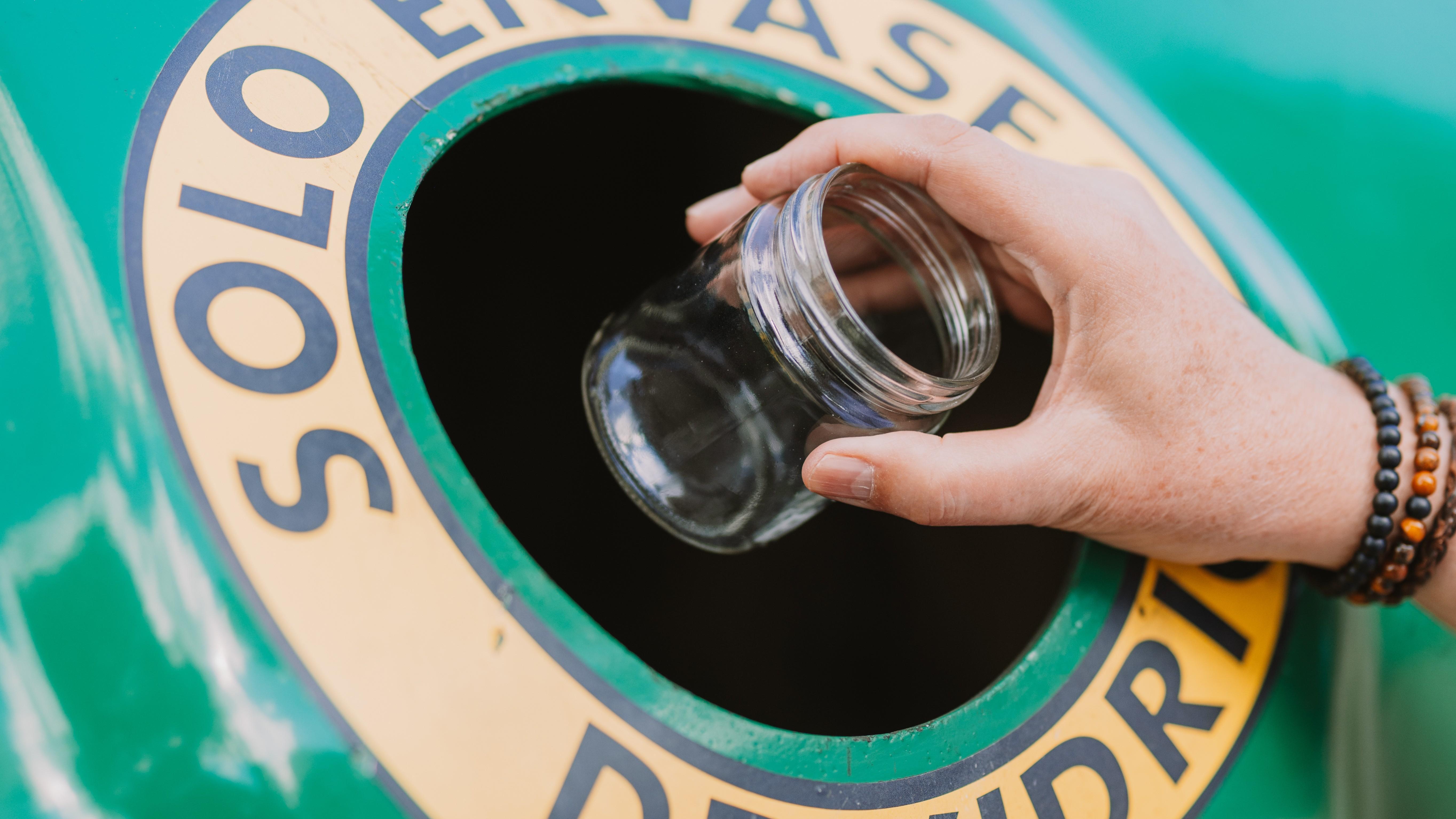 Envase de vidrio en el contenedor verde